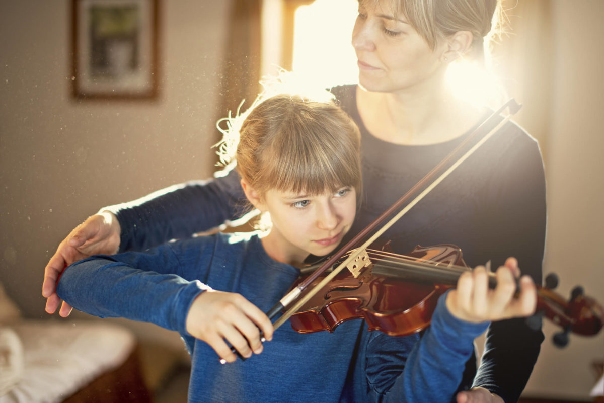 Мальчик искал скрипку. Скрипка для детей. Ребенок играет на скрипке. Учитель учит игре на скрипке. Занятия скрипкой.